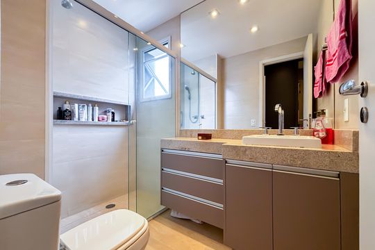 Comprar apartamento em Pinheiros com 3 quartos e varanda gourmet. — Banheiro da Suíte