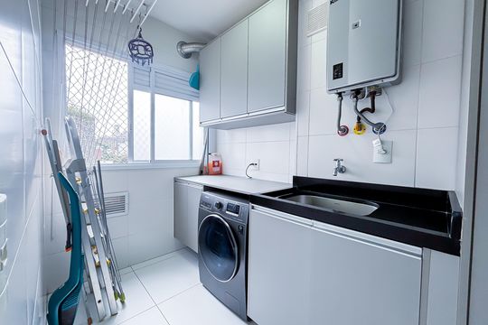 Comprar apartamento em Pinheiros com 3 quartos e varanda gourmet. — Área de serviço