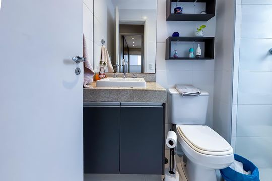Comprar apartamento em Pinheiros com 3 quartos e varanda gourmet. — Banheiro Social