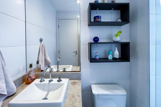 Comprar apartamento em Pinheiros com 3 quartos e varanda gourmet. — Banheiro Social