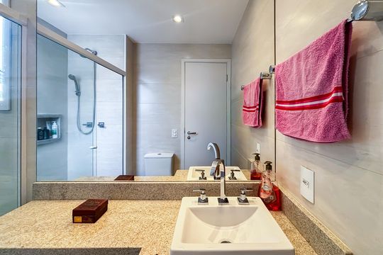 Comprar apartamento em Pinheiros com 3 quartos e varanda gourmet. — Banheiro da Suíte