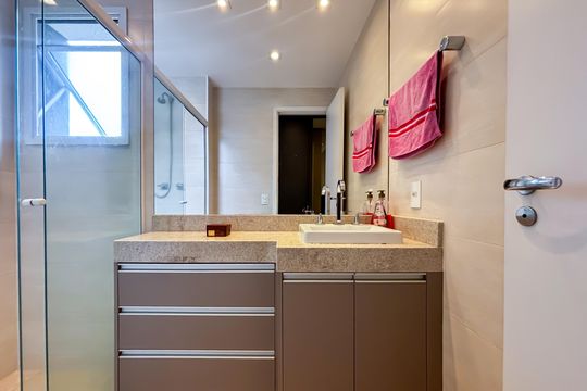 Comprar apartamento em Pinheiros com 3 quartos e varanda gourmet. — Banheiro da Suíte