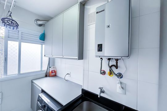 Comprar apartamento em Pinheiros com 3 quartos e varanda gourmet. — Área de serviço