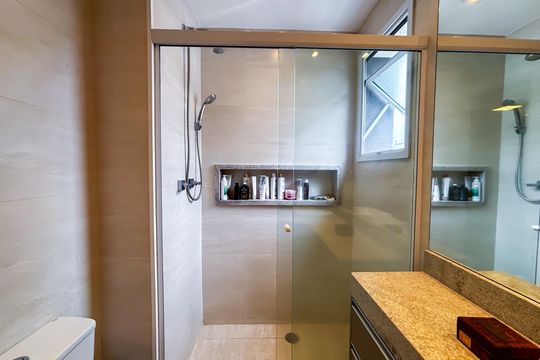 Comprar apartamento em Pinheiros com 3 quartos e varanda gourmet. — Banheiro da Suíte