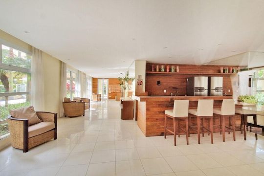 Apartamento mobiliado com 4 suítes, varanda, piscina e churrasqueira no condomínio. Ideal para comprar. — foto 15
