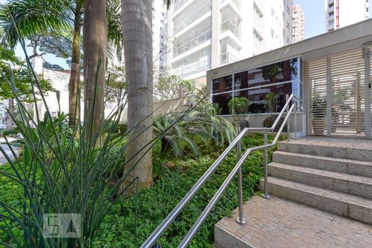 Apartamento mobiliado com 4 suítes, varanda, piscina e churrasqueira no condomínio. Ideal para comprar. — Fachada