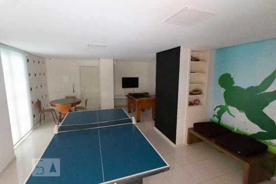 Apartamento mobiliado com 4 suítes, varanda, piscina e churrasqueira no condomínio. Ideal para comprar. — Salão de jogos