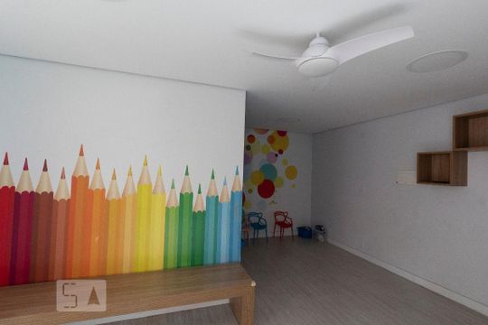 Apartamento mobiliado com 4 suítes, varanda, piscina e churrasqueira no condomínio. Ideal para comprar. — Brinquedoteca