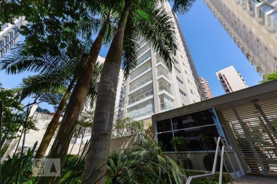 Apartamento mobiliado com 4 suítes, varanda, piscina e churrasqueira no condomínio. Ideal para comprar. — Fachada