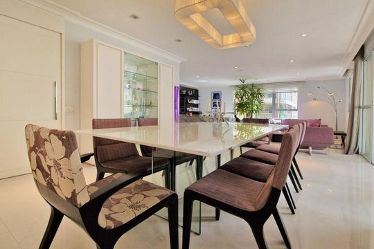 Apartamento mobiliado com 4 suítes, varanda, piscina e churrasqueira no condomínio. Ideal para comprar. — foto 21