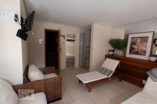 Apartamento mobiliado com 4 suítes, varanda, piscina e churrasqueira no condomínio. Ideal para comprar. — Sauna