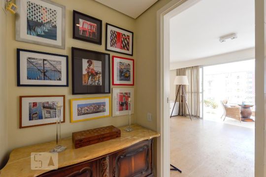 Apartamento mobiliado com 4 suítes, varanda, piscina e churrasqueira no condomínio. Ideal para comprar. — Hall Entrada