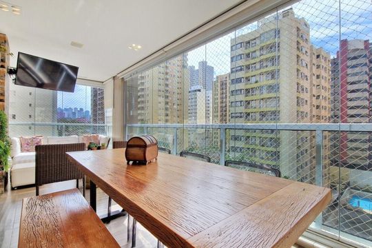 Apartamento mobiliado com 4 suítes, varanda, piscina e churrasqueira no condomínio. Ideal para comprar. — foto 1