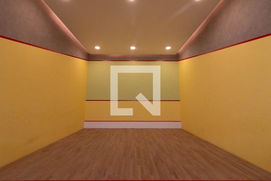 Venda de apartamento mobiliado com 2 quartos, varanda gourmet, quintal, academia e piscina no condomínio. — Quadra de Squash