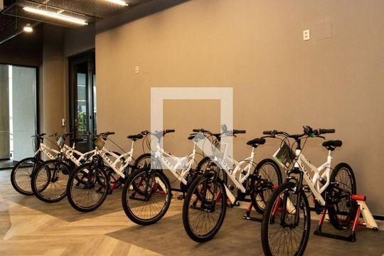 Venda de apartamento mobiliado com 2 quartos, varanda gourmet, quintal, academia e piscina no condomínio. — Bicicletario
