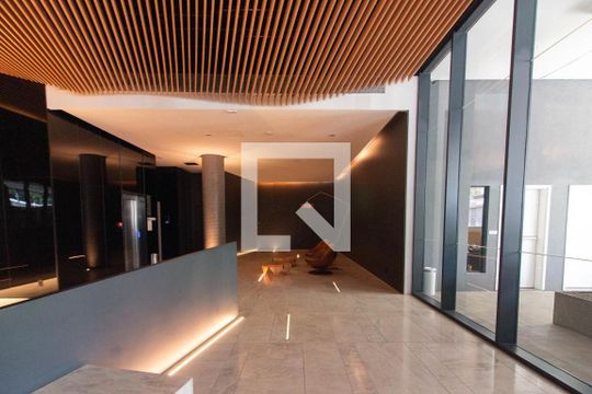 Venda de apartamento mobiliado com 2 quartos, varanda gourmet, quintal, academia e piscina no condomínio. — Hall de entrada