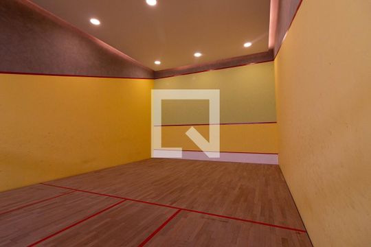 Venda de apartamento mobiliado com 2 quartos, varanda gourmet, quintal, academia e piscina no condomínio. — Quadra de Squash