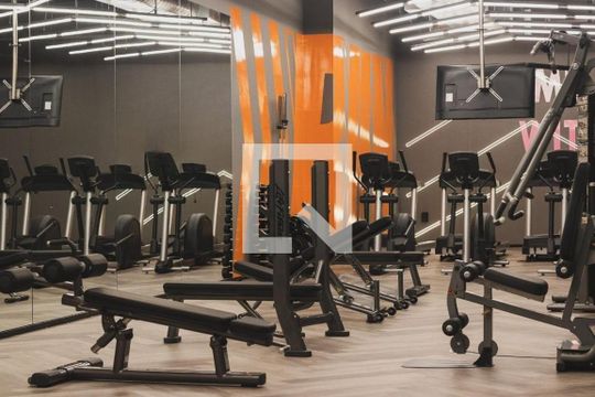 Venda de apartamento mobiliado com 2 quartos, varanda gourmet, quintal, academia e piscina no condomínio. — Academia