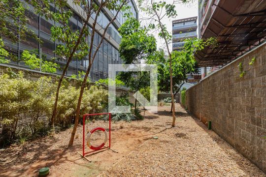 Venda de apartamento mobiliado com 2 quartos, varanda gourmet, quintal, academia e piscina no condomínio. — Espaço Pet