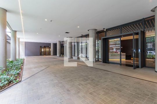Venda de apartamento mobiliado com 2 quartos, varanda gourmet, quintal, academia e piscina no condomínio. — Hall social