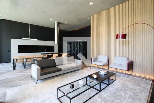 Venda de apartamento mobiliado com 2 quartos, varanda gourmet, quintal, academia e piscina no condomínio. — Espaço Gourmet