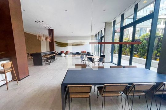 Venda de apartamento mobiliado com 2 quartos, varanda gourmet, quintal, academia e piscina no condomínio. — Salão de Festas