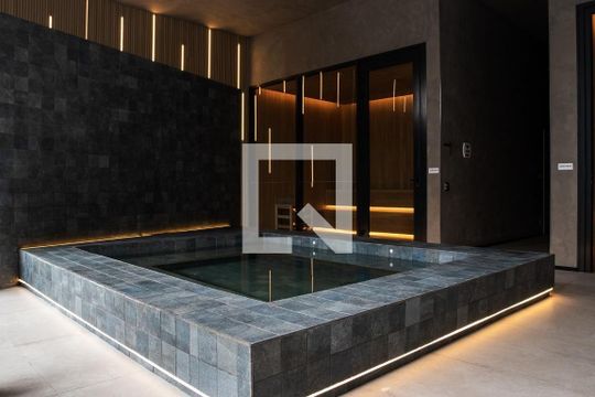 Venda de apartamento mobiliado com 2 quartos, varanda gourmet, quintal, academia e piscina no condomínio. — Spa