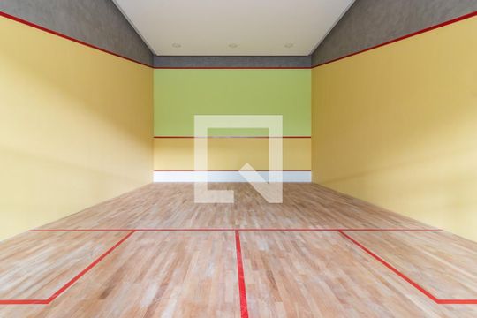 Venda de apartamento mobiliado com 2 quartos, varanda gourmet, quintal, academia e piscina no condomínio. — Quadra