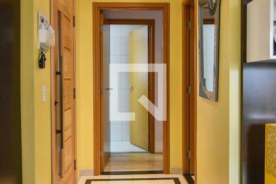 Compra apartamento mobiliado com varanda gourmet, quintal e piscina no condomínio. 3 quartos disponíveis. — Hall de Entrada