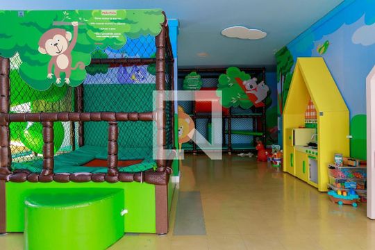 Compra apartamento mobiliado com varanda gourmet, quintal e piscina no condomínio. 3 quartos disponíveis. — Brinquedoteca