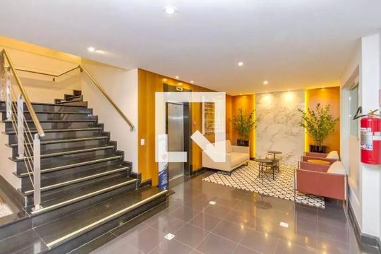 Compra apartamento mobiliado com varanda gourmet, quintal e piscina no condomínio. 3 quartos disponíveis. — Hall de Entrada
