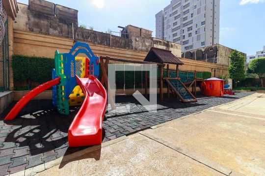 Compra apartamento mobiliado com varanda gourmet, quintal e piscina no condomínio. 3 quartos disponíveis. — Playground
