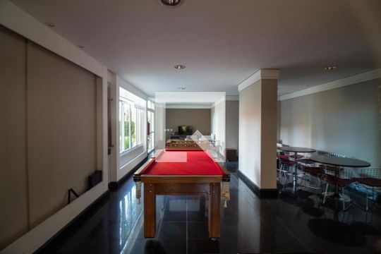 Compra apartamento mobiliado com varanda gourmet, quintal e piscina no condomínio. 3 quartos disponíveis. — Salão de jogos