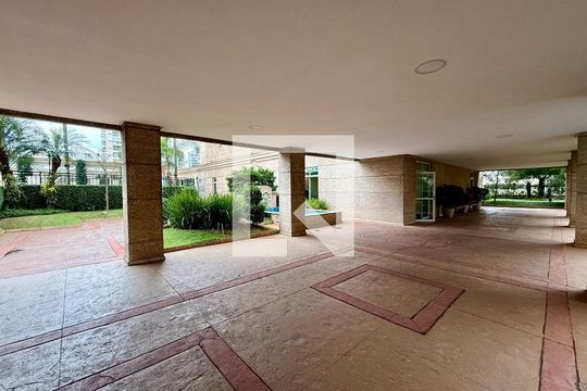 Compra apartamento mobiliado com varanda gourmet, quintal e piscina no condomínio. 3 quartos disponíveis. — Area Comum