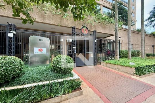 Compra apartamento mobiliado com varanda gourmet, quintal e piscina no condomínio. 3 quartos disponíveis. — Fachada