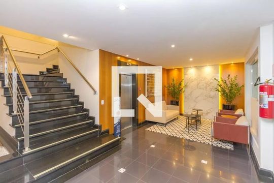 Compra apartamento mobiliado com varanda gourmet, quintal e piscina no condomínio. 3 quartos disponíveis. — Hall Social