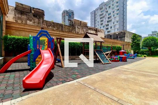 Compra apartamento mobiliado com varanda gourmet, quintal e piscina no condomínio. 3 quartos disponíveis. — Playground
