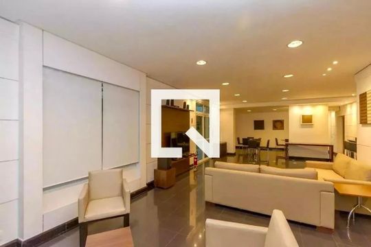 Compra apartamento mobiliado com varanda gourmet, quintal e piscina no condomínio. 3 quartos disponíveis. — Salão de Festas