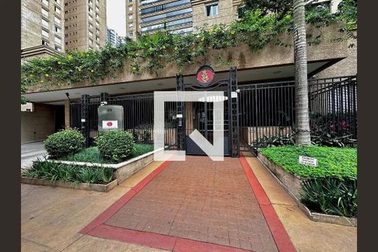 Compra apartamento mobiliado com varanda gourmet, quintal e piscina no condomínio. 3 quartos disponíveis. — Entrada