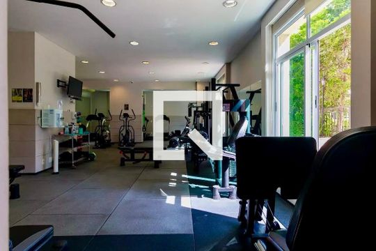 Compra apartamento mobiliado com varanda gourmet, quintal e piscina no condomínio. 3 quartos disponíveis. — Academia