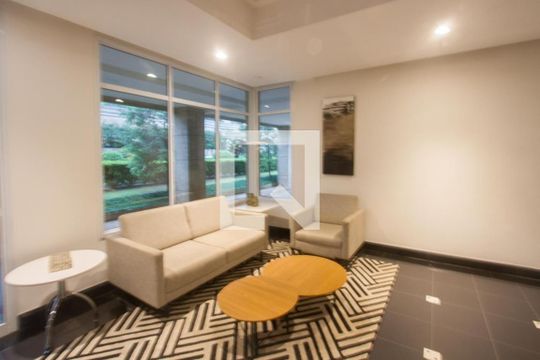 Compra apartamento mobiliado com varanda gourmet, quintal e piscina no condomínio. 3 quartos disponíveis. — Hall