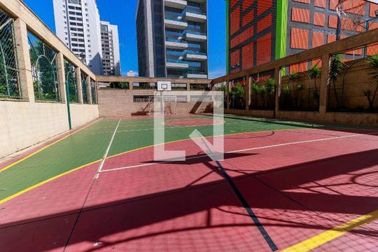 Compra apartamento mobiliado com varanda gourmet, quintal e piscina no condomínio. 3 quartos disponíveis. — Quadra Esportiva