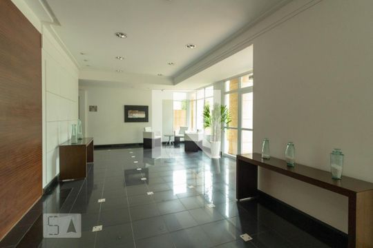 Compra apartamento mobiliado com varanda gourmet, quintal e piscina no condomínio. 3 quartos disponíveis. — Hall