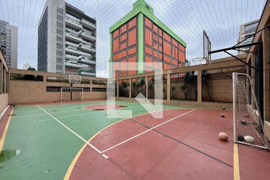 Compra apartamento mobiliado com varanda gourmet, quintal e piscina no condomínio. 3 quartos disponíveis. — Quadra