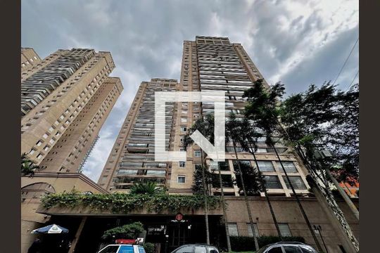 Compra apartamento mobiliado com varanda gourmet, quintal e piscina no condomínio. 3 quartos disponíveis. — Fachada