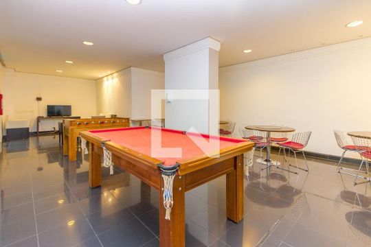 Compra apartamento mobiliado com varanda gourmet, quintal e piscina no condomínio. 3 quartos disponíveis. — Salão de Jogos