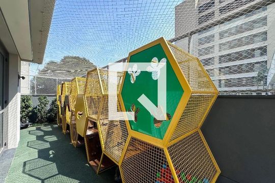 Apartamento para comprar com 3 suítes, piscina e churrasqueira no condomínio, mobiliado. — Brinquedoteca
