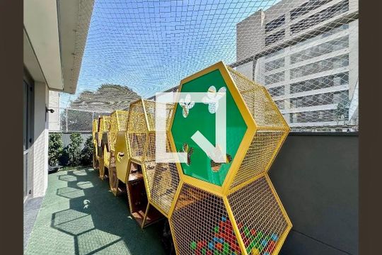 Apartamento para comprar com 3 suítes, piscina e churrasqueira no condomínio, mobiliado. — Playground