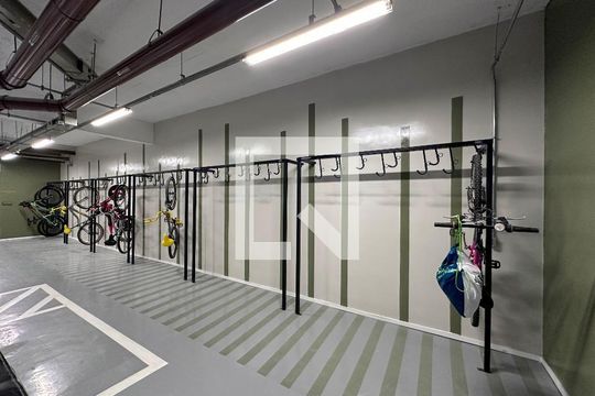 Apartamento para comprar com 3 suítes, piscina e churrasqueira no condomínio, mobiliado. — Bicicletario