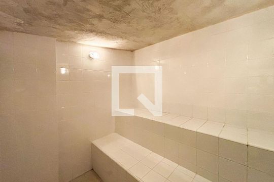 Apartamento mobiliado em Cerqueira César com 2 quartos, quintal e piscina. Ideal para comprar. — Sauna